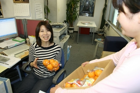 果物の引き売り、売り上げ伸ばす－段ボール抱えオフィスに売り込み