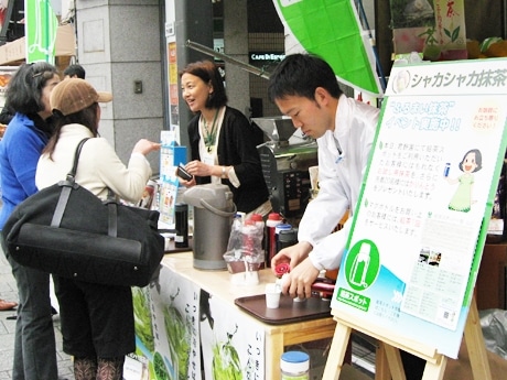 アメ横の日本茶店で「シャカシャカ抹茶」イベント－新しい楽しみ方を提案