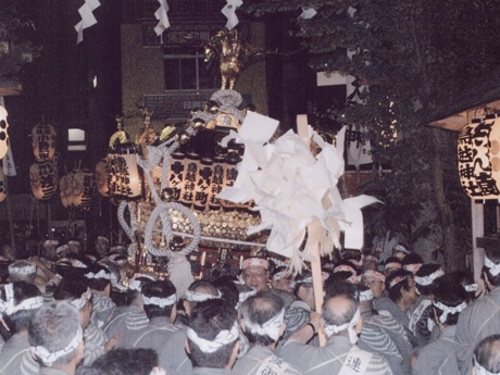 東京一重い「千貫みこし」が練り歩き－下町の風物詩「鳥越の夜祭り」