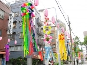 下町の風物詩－かっぱ橋本通りで「七夕まつり」、彩りも鮮やかに