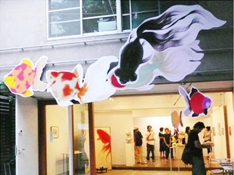 千駄木のギャラリーで「きんぎょ展」－空中を泳ぐ金魚が涼しさ運ぶ