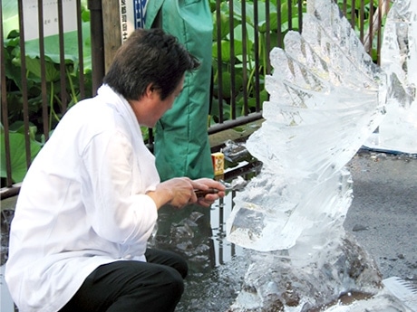 上野公園で「氷の彫刻コンクール」－料理人20人が美しさ競う