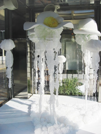上野駅前の歩道橋に複数の「クラゲ」－東京芸大生作品が展示替え