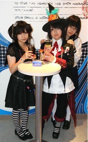 魔女がテーマのガールズバーでハロウィーンイベント－衣装変えも