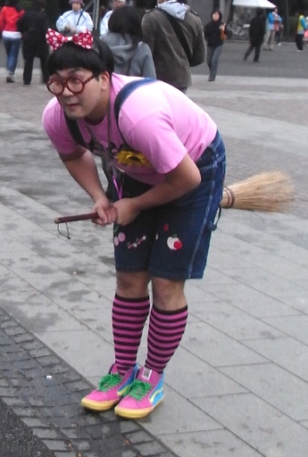 芸人「魔法使い太郎ちゃん」、上野公園で初の「飛行訓練」