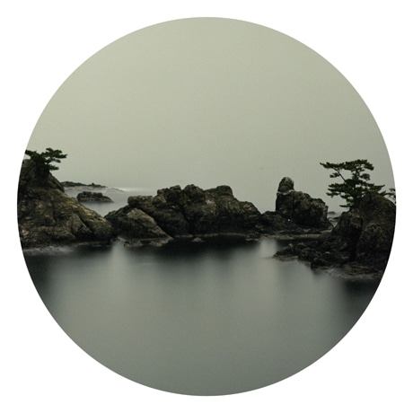 満月の明かりで自然の暗闇を撮影－谷中で英新進気鋭作家の写真展