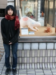 上野駅前歩道橋に太った「三毛猫」－掃除機と格闘する様を作品に
