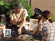 谷中の原っぱで写真のフリマ「青空写真市場」－散策客に作品販売