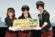 AKB48メンバー、鉄道専門の高校で駅弁手渡す－未来の鉄道マンにエール