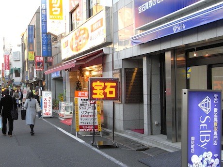 御徒町のジュエリー店、Xマス前で混み合う－「絆」求めペアリング好調