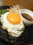 御徒町に「大人のハンバーグ」－溶岩石にのせた黒毛和牛バーグ