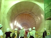 地下十数メートルを歩くミニツアー、「中之島線」建設現場を見学