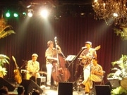 戦前音楽の弦楽器演奏家集団「Sweet Hollywaiians」が梅田でライブ