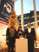 「オペラ座の怪人」出演者がツリー点灯式－ハービスPLAZA ENT