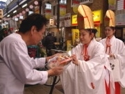 復興2年目「天満天神えびす祭」の福娘が天神橋筋商店街を巡行