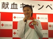 榮倉奈々さんが「はたちの献血」を呼びかけ－JR大阪駅構内で