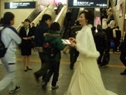 ウエディングドレス姿でチラシ配布－婚礼フェアを阪急梅田駅で告知