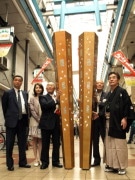 天神橋筋商店街に2.6メートルの巨大はし－福井県小浜市との交流で