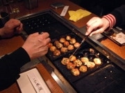 梅田のセルフたこ焼き店で「たこ焼き検定」－免許皆伝で1人前無料に