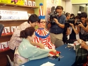 くいだおれ太郎が59年を振り返る「自伝」出版－記念サイン会も