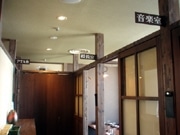 大阪駅前第3ビルに「学校居酒屋」－日替わりで小テスト実施も