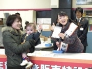 大阪中央郵便局一日郵便局長にエド･はるみさん－窓口で年賀はがき販売