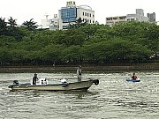 LED球放流「天の川伝説」、本番前に八軒家浜船着場で試験放流