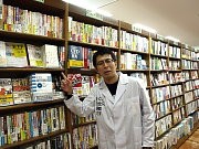 「貧乏大学院生」黒岩さん、著書の続編発売－白衣新調し梅田の書店を訪問
