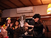 北浜の新春恒例ライブで「紙コラボ」－紙芝居師と切り絵師が共演