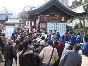 大阪天満宮で「巻き寿司千人いっせい丸かぶり」－ノリのセールも