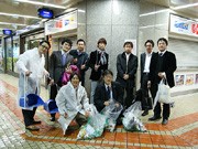 「関西を元気にする会」の若手経営者らが梅田でゴミ拾い