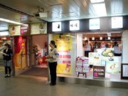 阪急梅田駅の複合スイーツ店「プラムキューブ」に3店舗－1周年迎える