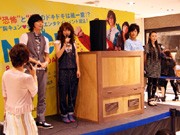 E～maで「ネックマシーン」除幕式イベント－映画「NECK」PRで