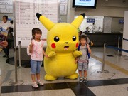 JR大阪駅で「ピカチュウ」が出迎え－ポケモンスタンプラリーの一環で