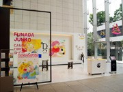 梅田・イーマで銅版画家展覧会－サーカス会場に見立て会場を演出