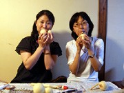 北浜のカフェバーで「ひょうたん楽器作り」講座－演奏も