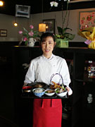 日本人女性シェフの店「凡く～ら」が1周年－手作りハンバーグ人気に
