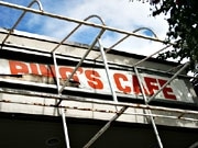 バンクーバーに洋食スタイルの居酒屋レストラン－店内はアート空間に