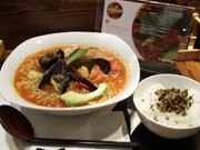 色鮮やかなトマトベースの五輪ラーメン－「元町食堂」が期間限定提供