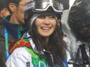 モーグル女子・上村選手4位入賞、メダル逃す－感動、悔しさ入り混じる日本人応援団