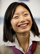 安藤美姫選手、バンクーバーに到着－新調したスケート靴と衣装で本番へ