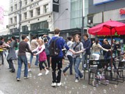 バンクーバーのストリートでダンスイベントーサルサやスイングの無料レッスンも