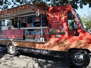 バンクーバーのフード・トラック「Roaming Dragon」、真っ赤な車体で話題に