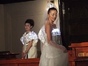 旧県会議事堂でファッションショー、発光ダイオードを使った作品も