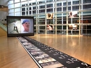 「橋の上で30日間踊り続けた」カナダ人振付家の記録映像展