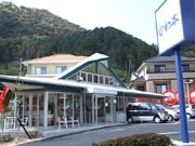 山口に関西風お好み焼き店－テラス席もあるモダンな空間が特徴