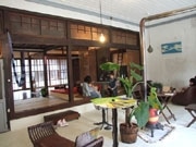 防府・天神商店街にカフェと雑貨店－アジアとアートの和空間