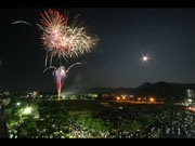 山口駐屯地で夏祭り－夜空を彩る大輪の花火も