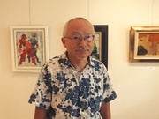 山口・小郡のバーのマスターが絵画展－店内のアトリエで創作