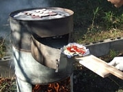「ドラム缶ピザ釜」で焼いたピザの試食会－山口・小鯖で試験運用